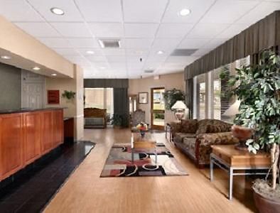 Baymont By Wyndham Paris Motel Interior photo