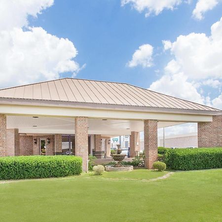 Baymont By Wyndham Paris Motel Exterior photo