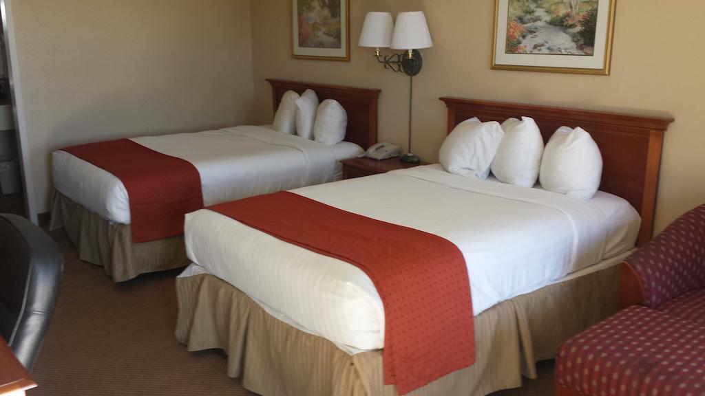 Baymont By Wyndham Paris Motel Room photo