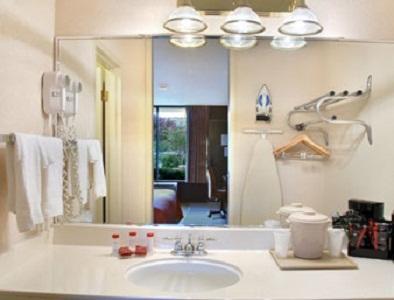 Baymont By Wyndham Paris Motel Room photo