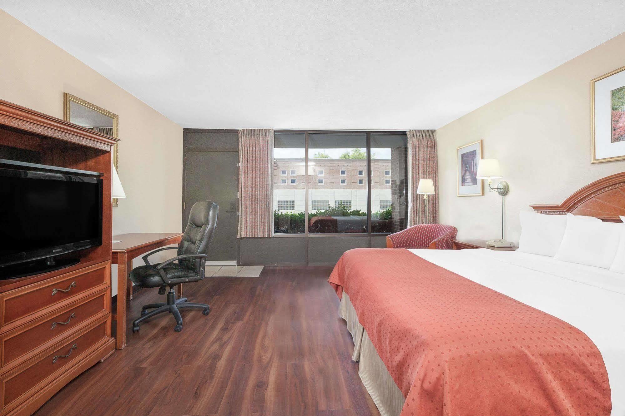 Baymont By Wyndham Paris Motel Exterior photo