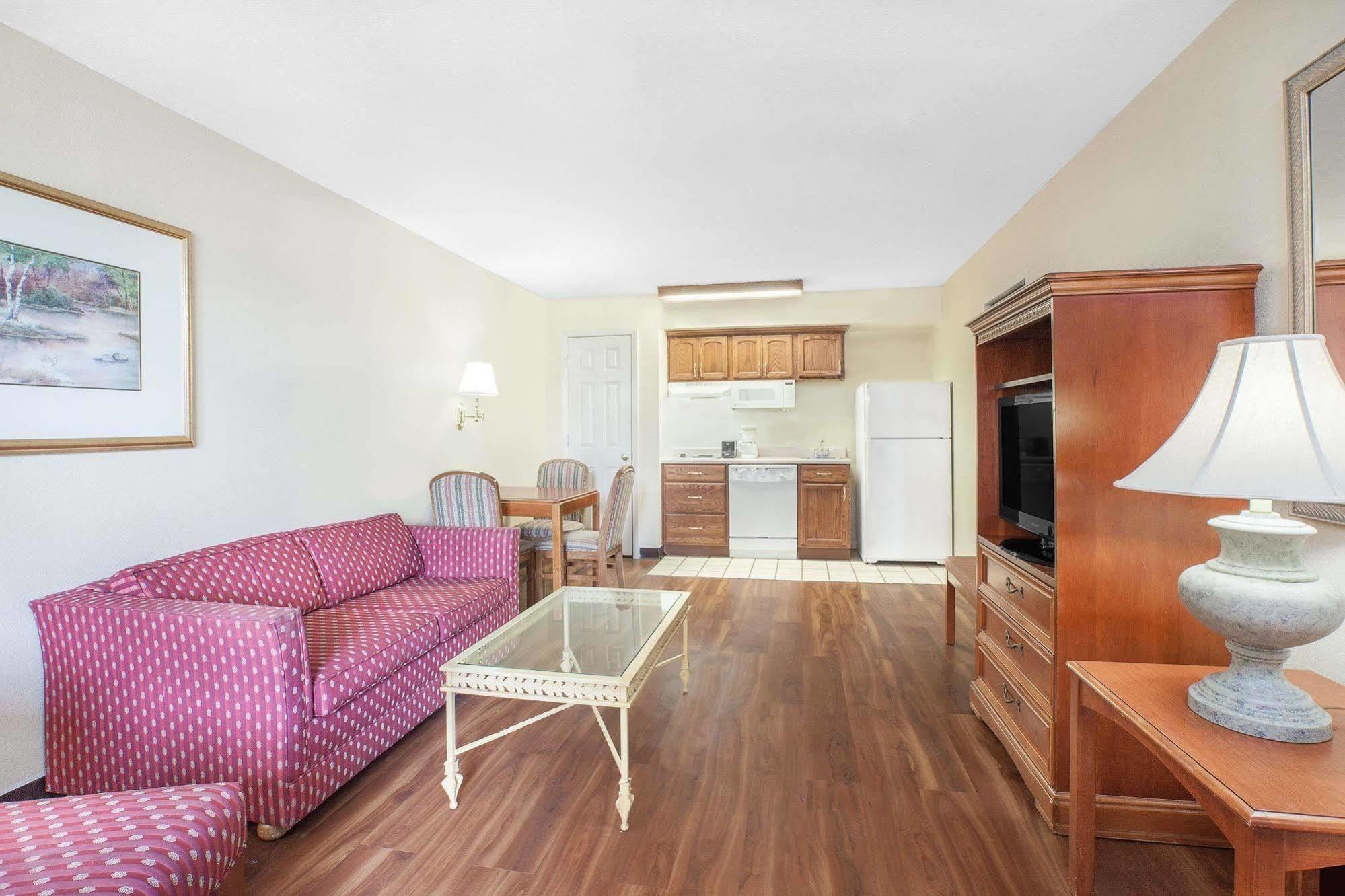 Baymont By Wyndham Paris Motel Exterior photo
